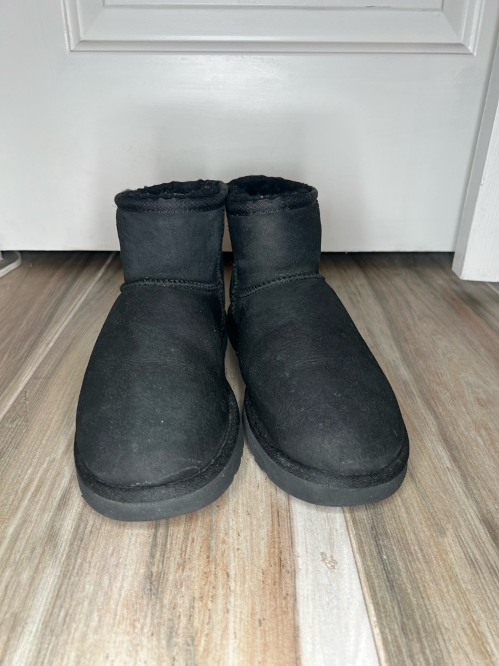 UGG Classic Mini Women Boots Black S/N 5854 Size 8 - Picture 2 of 10